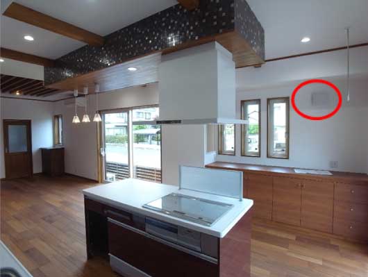 Modern kitchen with a 'Seseragi®' installed nearby.