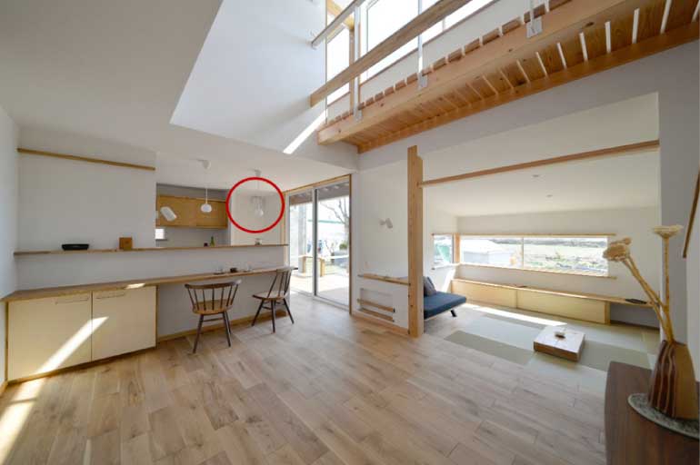 A spacious dining room and kitchen with a 'Seseragi®' installed.